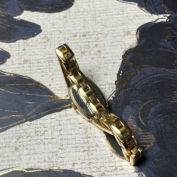 Elegant Gold Tone GUESS Ladies Watch - New Battery Needed - Picture 4 of 6